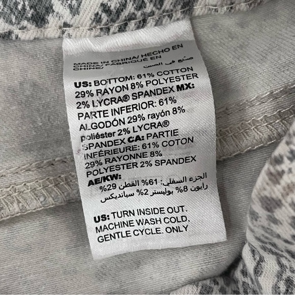 Chico's Women's Girlfriend Ankle 2 12 US White Snake printed Pant Boho Hippie - Picture 5 of 7